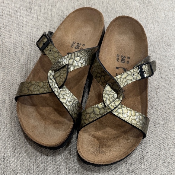 Birkenstock Shoes - NWOT Birki’s Bronze Sandals
